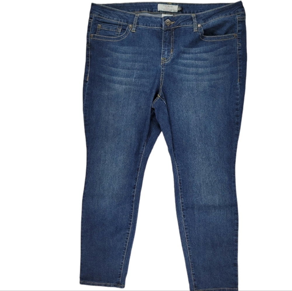 TORRID Plus Size "We Swear by the Fit" Midrise Medium Wash Straight Leg Jeans‎